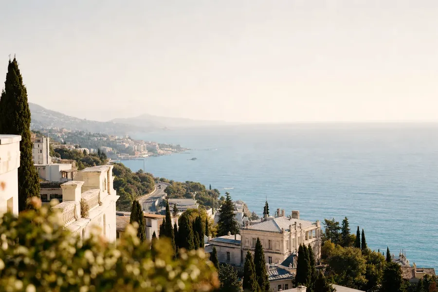 Ялтинский склон в кипарисах с видом на море в тёплом утреннем свете